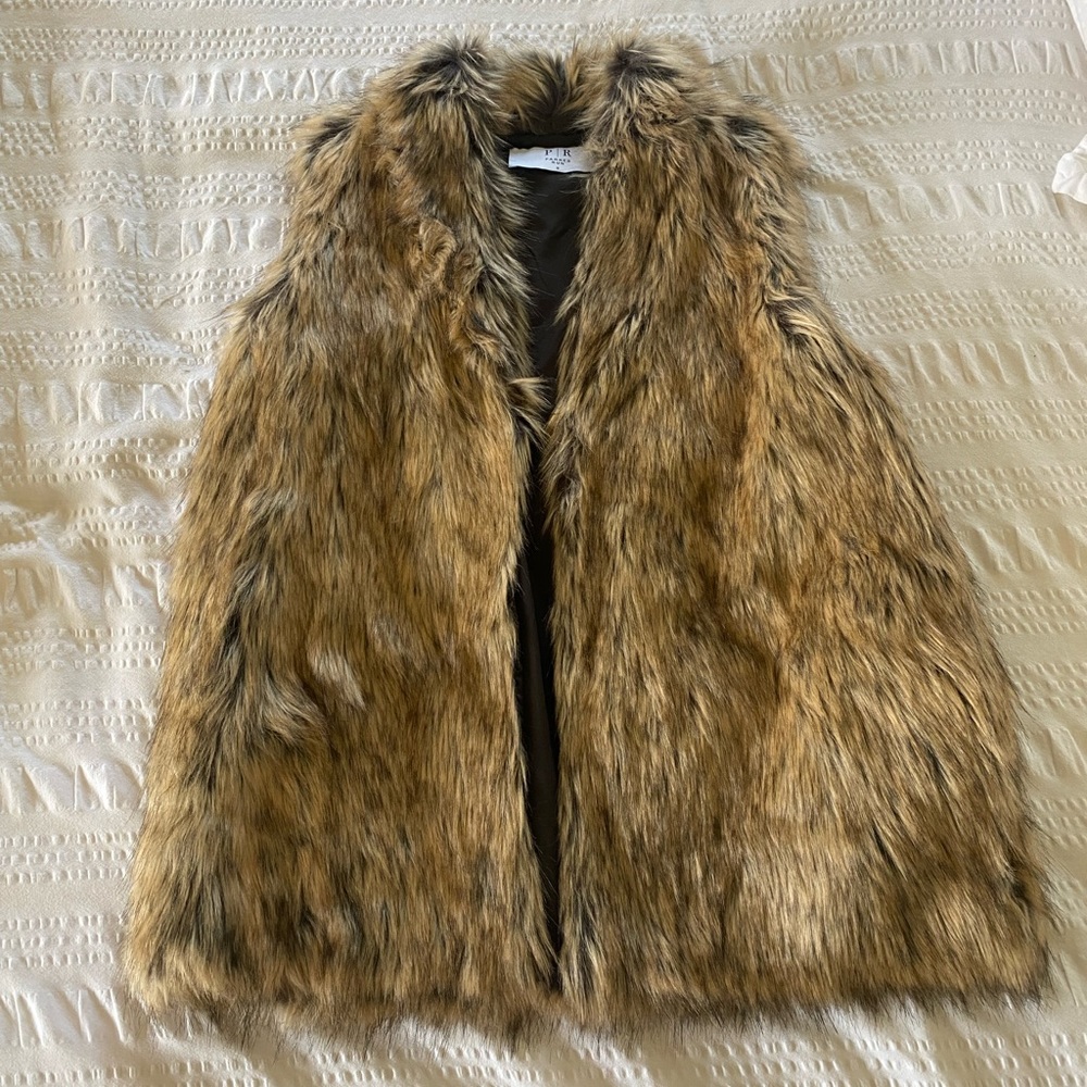 NEVER WORN Biltmore Faux Fur Vest - Brand: Parkes Run
Color: Fawn
Size: Small